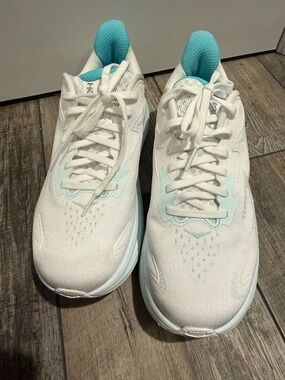 Hoka One One Clifton 10 Size 8.5 NEAR PERFECT